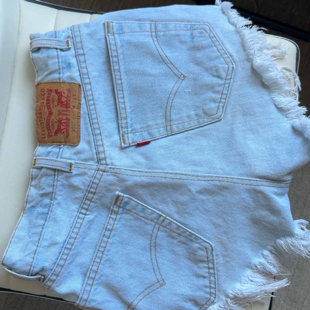 Cool light wash Levi’s - Picture 2 of 2